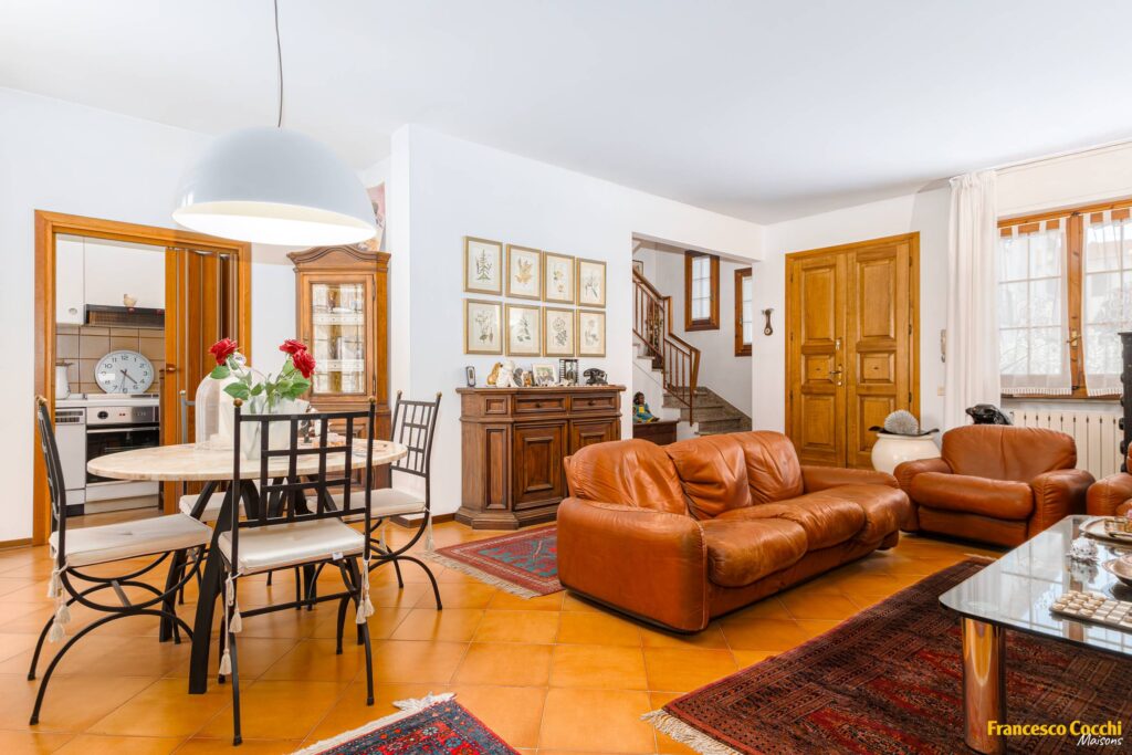 Elegante villetta con ampio giardino servita di tre camere da letto