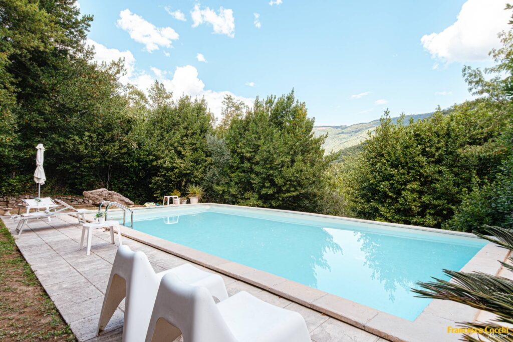 Elegante villetta composta da due appartamenti autonomi con esclusiva piscina