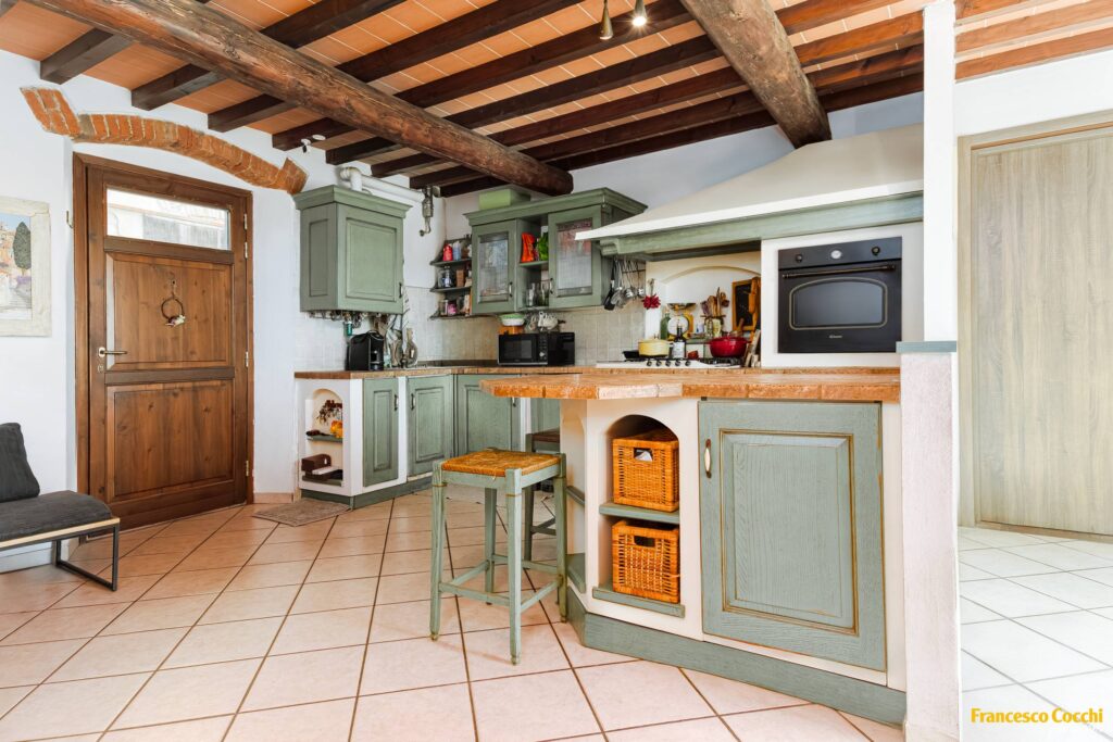 Ampio appartamento dallo charme rustico con giardino e taverna a Carmignano